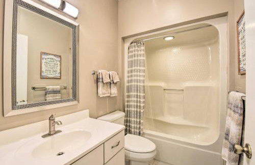 Resort-Style Condo with Balcony on Lake Keowee - Foto 18