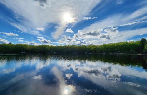 Lakefront Cabin with Loft and Bar - Foto 20