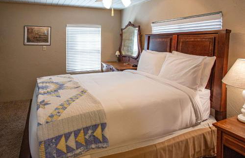 Cozy 2BR Cabin - King Bed Bunks Fire Pit & BBQ - Foto 13