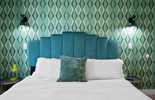 NEW Retro Escape 70's Vibes Wellness Game Room - Foto 40