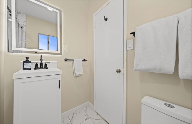 Live Like a Local - Studio With Huge Backyard - Photo 42