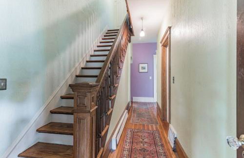 Mountain View Victorian with Convenient Location and Lots of Space tp Play farmhouse - Foto 26