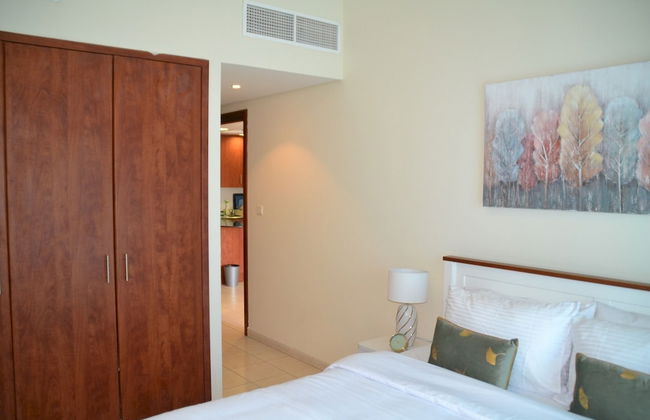 Delightful Lake View 1 Bedroom in JLT - Photo 2