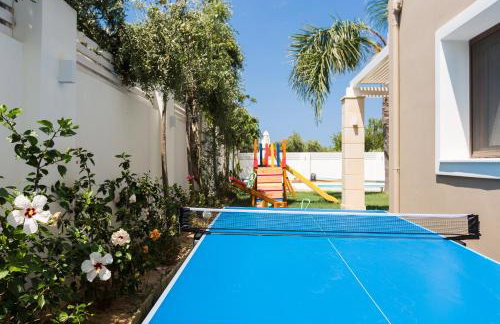 Aria Villas - Private Pool, Playground, Ping Pong & Close to Beach, By ThinkVilla - Foto 23