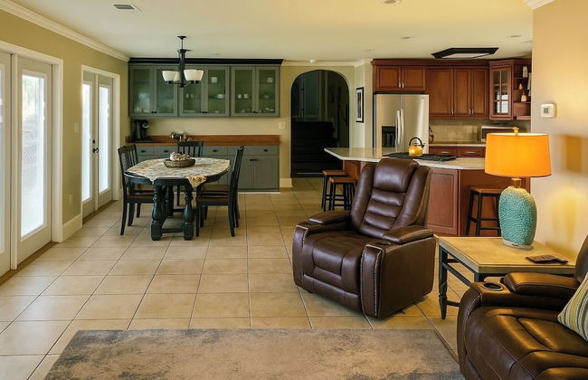 Luxury Lakefront 4br: Jacuzzi, Game Room & Wi-fi - Foto 6