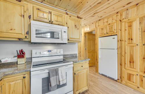 Four-Season Lake Cabin with Canoe and Paddle Boat! - Foto 10