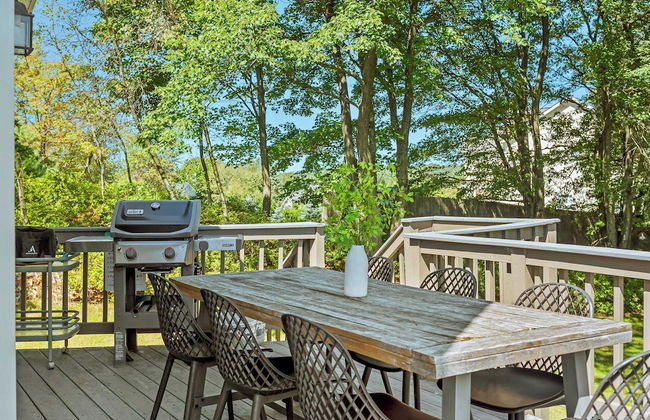 Lake It Right by Avantstay Lakefront w/ Dock, Hot Tub, Fire Pit & Game Room - Photo 3