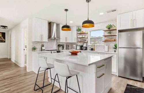 Manchaca 4 bedroom sleeps 10 Pool and Hot tub - Photo 25