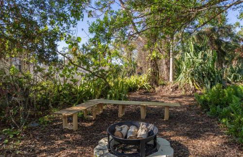 1mi to Beach Jungle Bungalow 1 acre with Pool - Foto 30