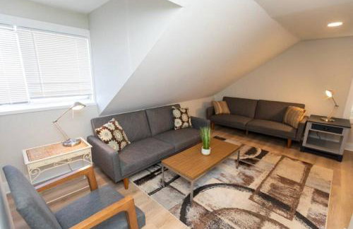 Updated & Comfy Bungalow with Parking Easy Access - Foto 6