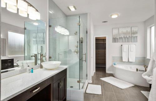 Upscale 4BR Cypress Home w Pool, Hot Tub, Theater, Sleeps 20 - Foto 37