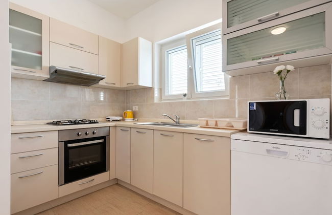 Simplistic Apartment in Neviđane near Sea - Foto 10