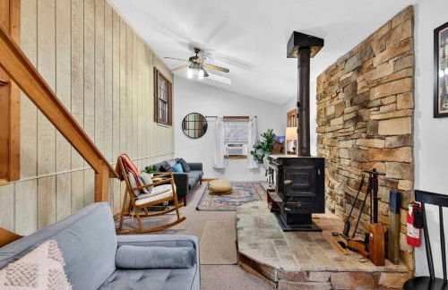 River Access Cabin with Hot Tub, Fire Pit, & WiFi! - Foto 31