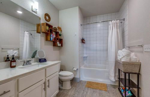 Trendy Condo on Riverwalk Free Parking Pet Friendly Centrally Located on the Riverwalk - Foto 11