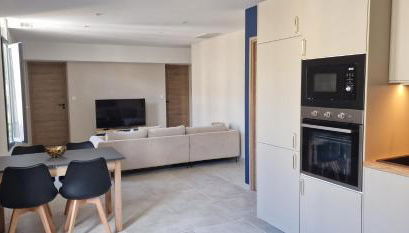 SUPERBE APPARTEMENT porte de la Cité Médiévale à SOMMIERES entièrement rénové très bien équipé 6 pers balcon clim parking privé devant - Photo 3