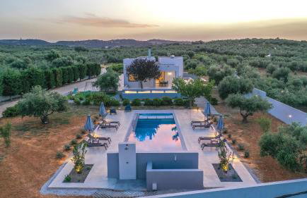 Nostra Terra Villa, 2-acre Secluded Nature Escape with Heated Pool, By ThinkVilla - Foto 8