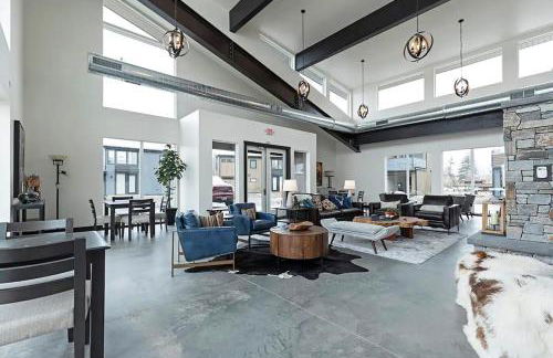 LUX Modern Chalet, Pool & Hot Tub, 10 Mins to the Mountain & Incredible Views - Photo 23