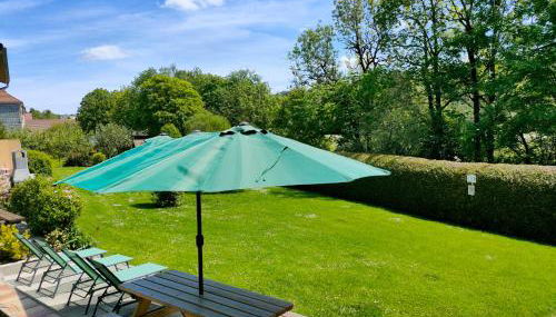 Gîte 295 Montagnes du Jura avec Spa et Sauna classé 3 étoiles - Foto 4, Garden, sunbed, Garden view, furniture