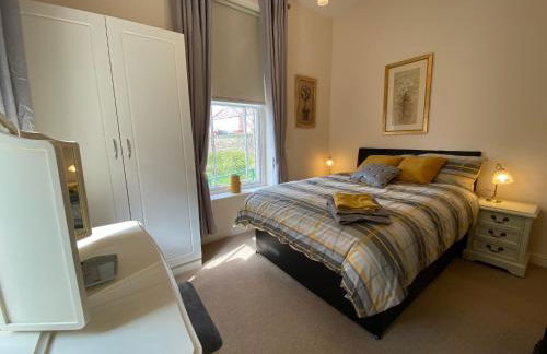 Fabulous 2 bed Historic Ground floor apartment Belper with free car parking next to property - Foto 2