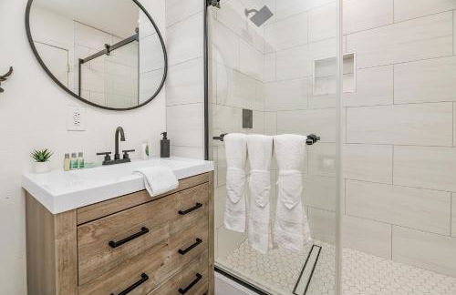 Family Fun Cabin - Mountain home with Game Room, Hot Tub and Lake Views! - Foto 50