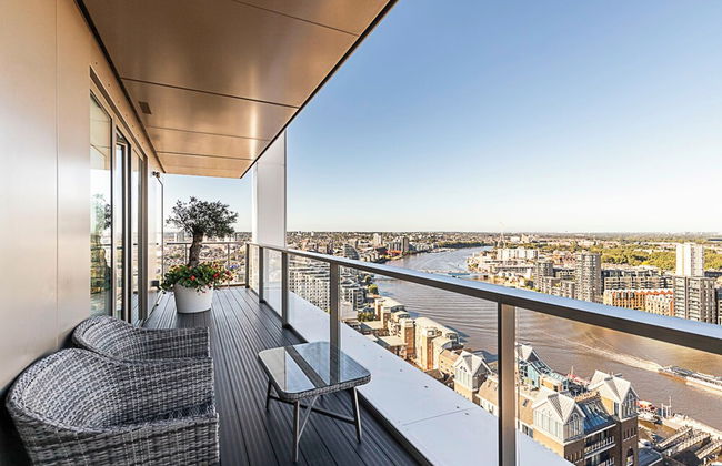 Luxurious 3-bed Sky-high Battersea Gem - Foto 25