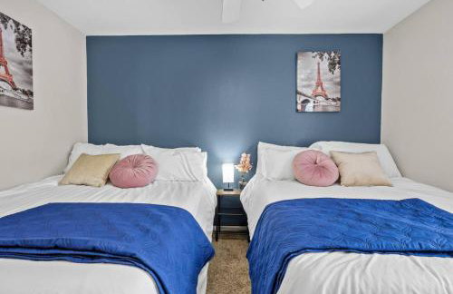 Modern 2BR near Downtown Pool, Gym, Free Parking - Foto 16