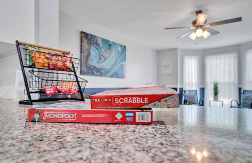 Shades of Gray 4BR Home w Mini Fridges - Foto 30