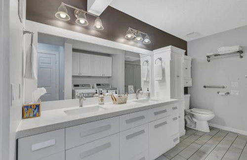 Lake Front Home with Pool and Stunning Views - Foto 30