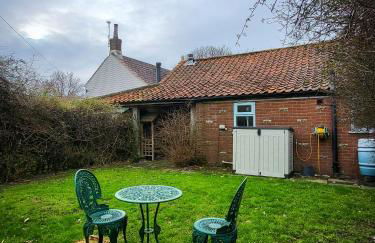 Barn in Happisburgh sleeping 2 and welcoming 5 dogs - close to beach! - Photo 7