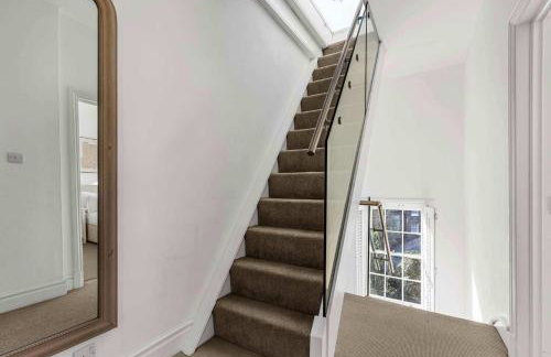 Beautiful 3-Bedroom House with Garden and Rooftop Retreat - Foto 38