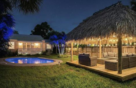 The Peacock Bungalow- Heated Pool & Jacuzzi- 5 min to beach! - Foto 2