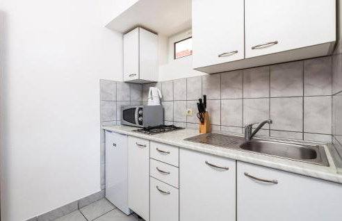 3 Bedroom Cozy Apartment In Prizna - Photo 23