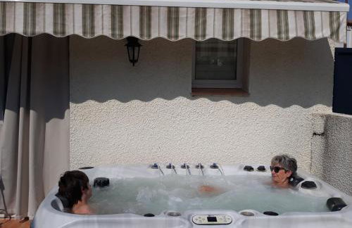 Gîte du Soleil, climatisé avec piscine chauffée d'avril à novembre, et jacuzzi - Photo 3