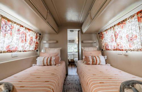 Newly Renovated Camper with Fresh Decor and Tiny Deck in Texas - Foto 6