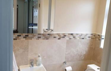 London Luxury 6 Bedroom Family House Sleeps 12 people Parking for 4 Cars Close to tube. - Foto 66