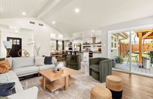 Lux 5BR gem with Heated Pool, SPA, and Outdoor Movie Theater - Foto 15