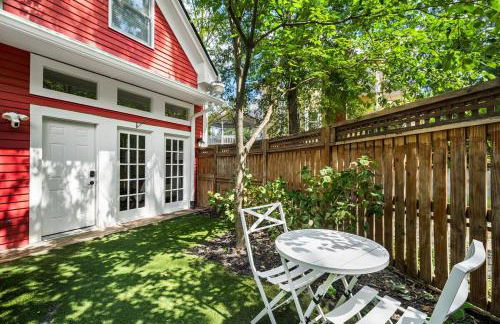 Walkable Grant Park 1920s Home with King Bed - Photo 11