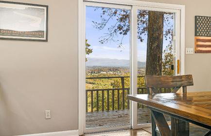 Cabin in the Sky by Avantstay Deck w/ Views - Foto 26