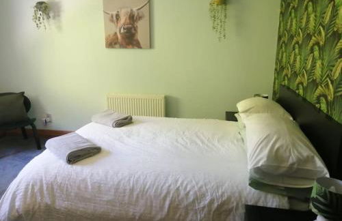 WATERSIDE 3 BED COTTAGE, HOT TUB, SAUNA, PVT BEACH - Foto 34