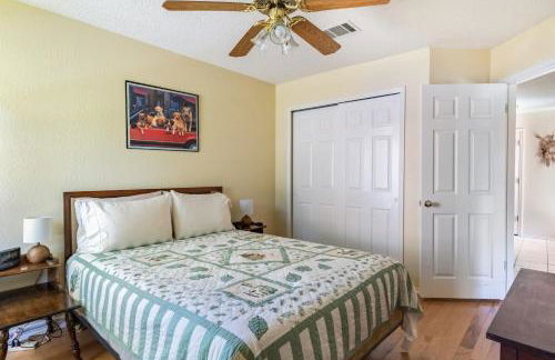 Cozy 3BR Retreat with Outdoor Dining & BBQ Grill - Foto 13