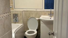 Elm Park Home with Garden & Parking - Foto 5, Shower