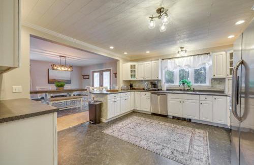 Spacious Eagle Lake Home with Fireplace and Deck - Foto 9