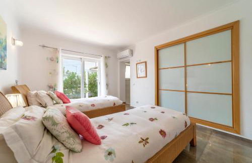 Stunning 4-Bedroom Villa With Pool - Perfect For Families - Foto 18