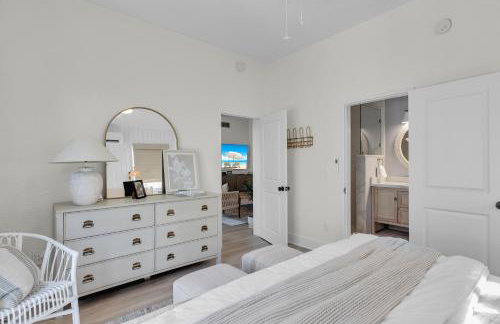 NEW LISTING! Reel Joy Waterfront Luxe with Pool and Private Dock home - Foto 19