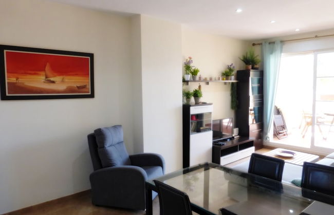 Beautiful 2 Bedroom 2 Bathroom Apartment With Pool - Photo 8