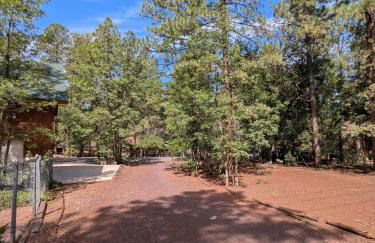 Charming Log Cabin in Tall Pines w Large Deck - Foto 39