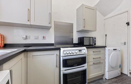 Stylish 2-Bedroom Apartment in Leeds LS12, Perfect for Contractors & Extended Stays-F&K Property - Foto 8