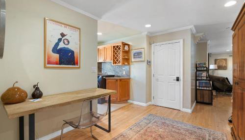 New Listing Burbank Retreat by Colby & Conrad - Foto 2