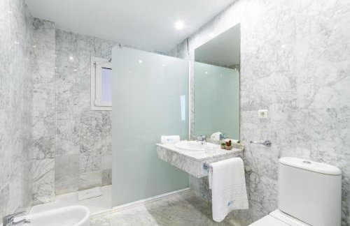 MARBELLA BANUS SUITES - Banús Playa Rocío - 3BR - 3BA - Direct Beach & Sea Access Complex - Outdoor Terrace w Garden Views - Pool - 3 Min Walk to Puerto Banús & Corte Ing Luxury Shopping - Ideal for Families - Foto 31