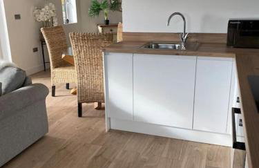 Studio Cabin Retreat with Hot Tub Sea and Downs views in Seaford with own garden - Foto 21